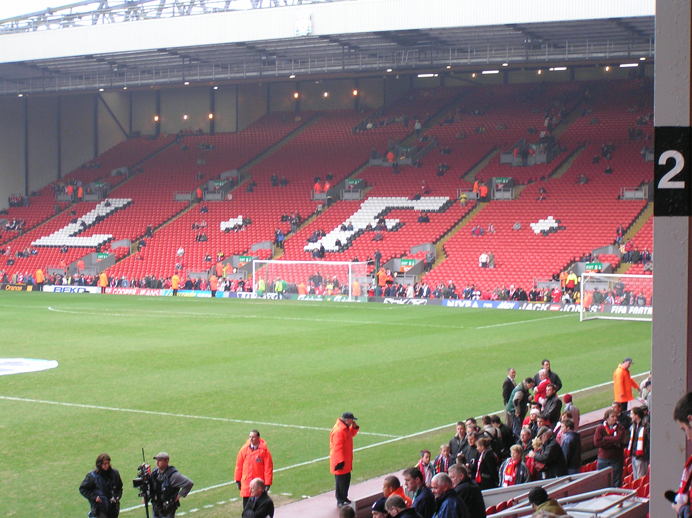 Khán ?ài The Kop t?i Anfield — bi?u t??ng c?a fan Liverpool qua hai th? h? Gerrard và Salah