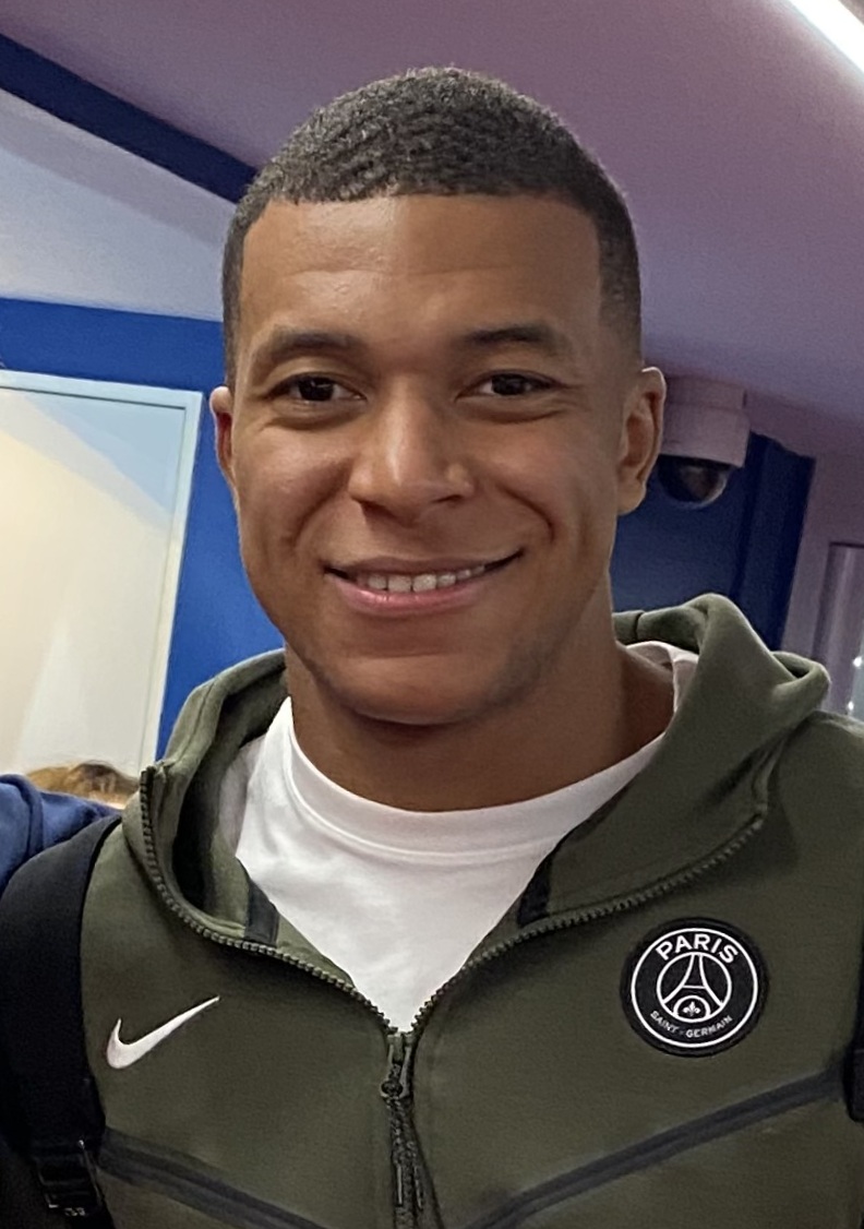 Kylian Mbappé trong màu áo Real Madrid mùa 2025-26 — bi?u t??ng c?a b?n ?? chuy?n nh??ng hè 2026