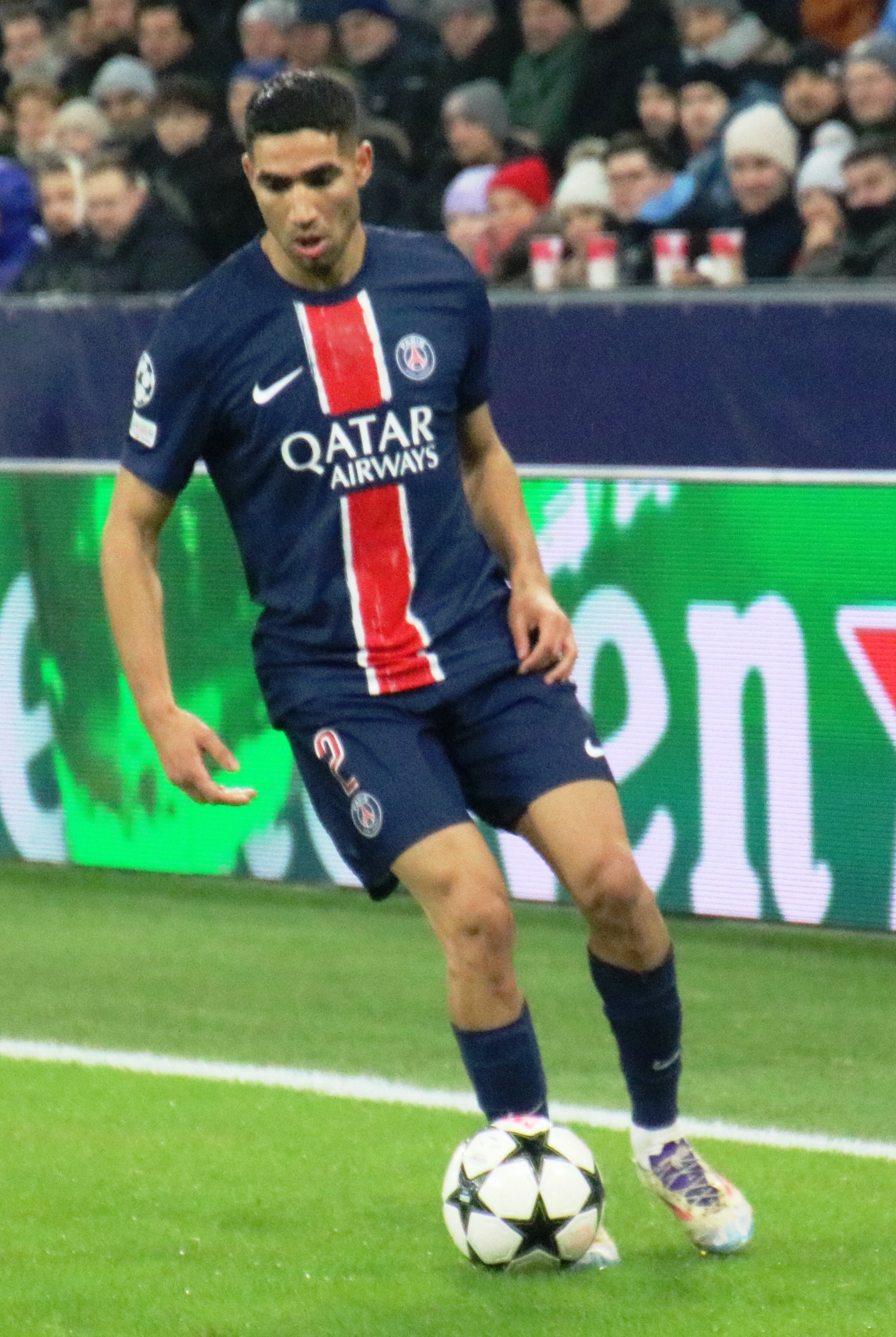 Achraf Hakimi trong vai trò inverted full-back t?i Champions League v?i PSG
