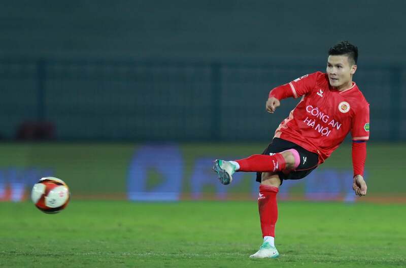 Nguy?n Quang H?i cán m?c 10 ki?n t?o V-League 2025-26 trong màu áo CAHN