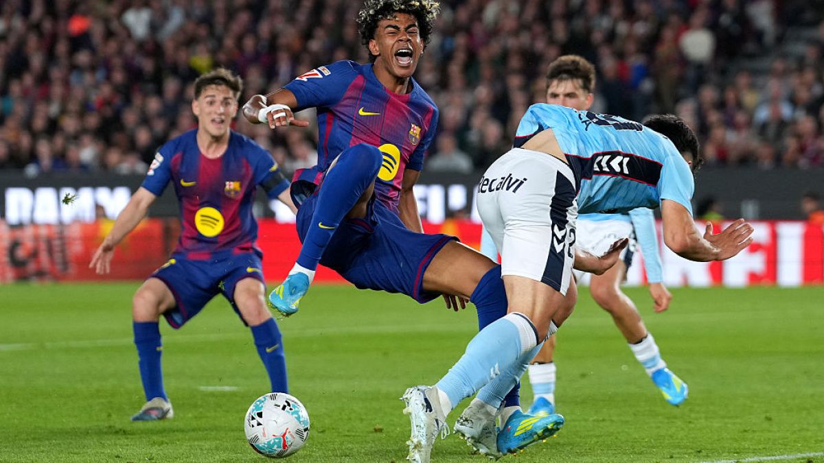 Lamine Yamal ?n m?ng bàn th?ng trong màu áo Barcelona mùa 2025-26