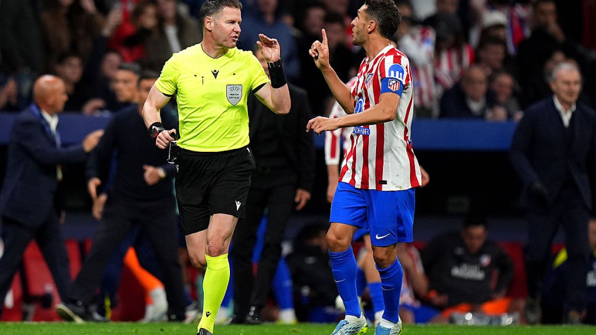 Antoine Griezmann m?c áo Atletico Madrid trong bán k?t Champions League 2026