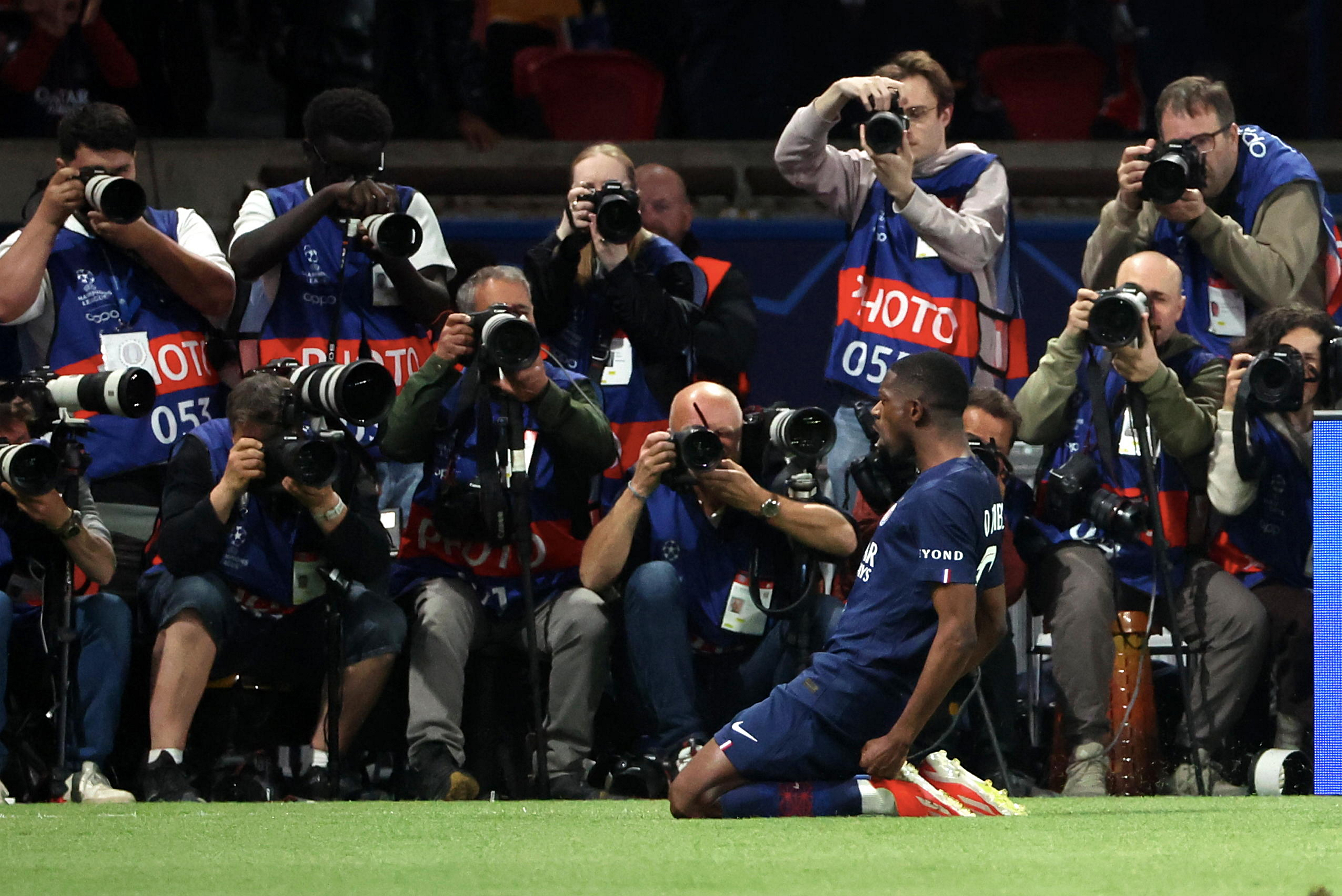 Ousmane Dembele ?n m?ng bàn th?ng trong tr?n PSG 5-4 Bayern Munich bán k?t UCL 2026