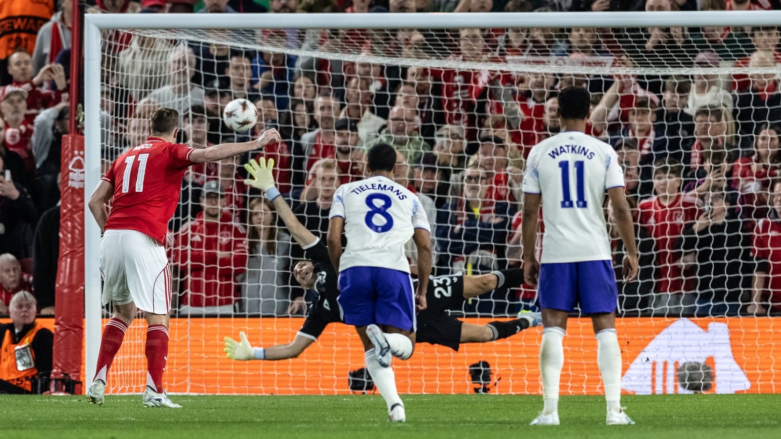 Chris Wood ghi bàn th?ng ph?t ??n cho Nottingham Forest trong Europa League bán k?t
