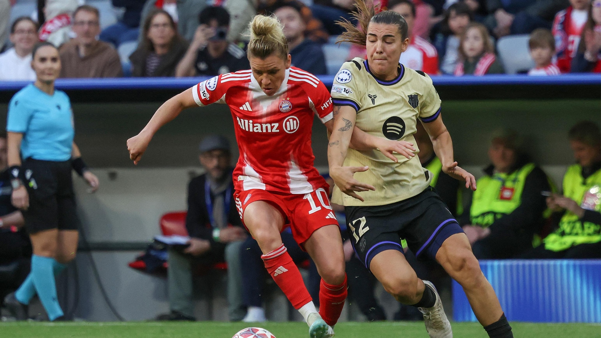 Barcelona vs Bayern München Women Champions League bán k?t l??t v? Camp Nou