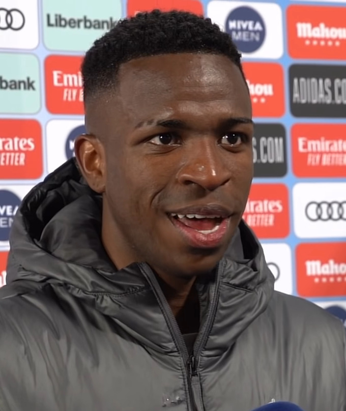 Vinícius Júnior trong màu áo Real Madrid mùa gi?i 2025-26 sau khi b? Arsenal lo?i t? k?t UCL