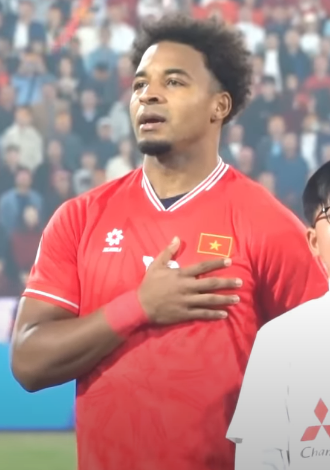 Ti?n ??o Xuan Son c?a Nam ??nh trong tình hu?ng tranh ch?p bóng ? vòng c?m V-League 2025-26