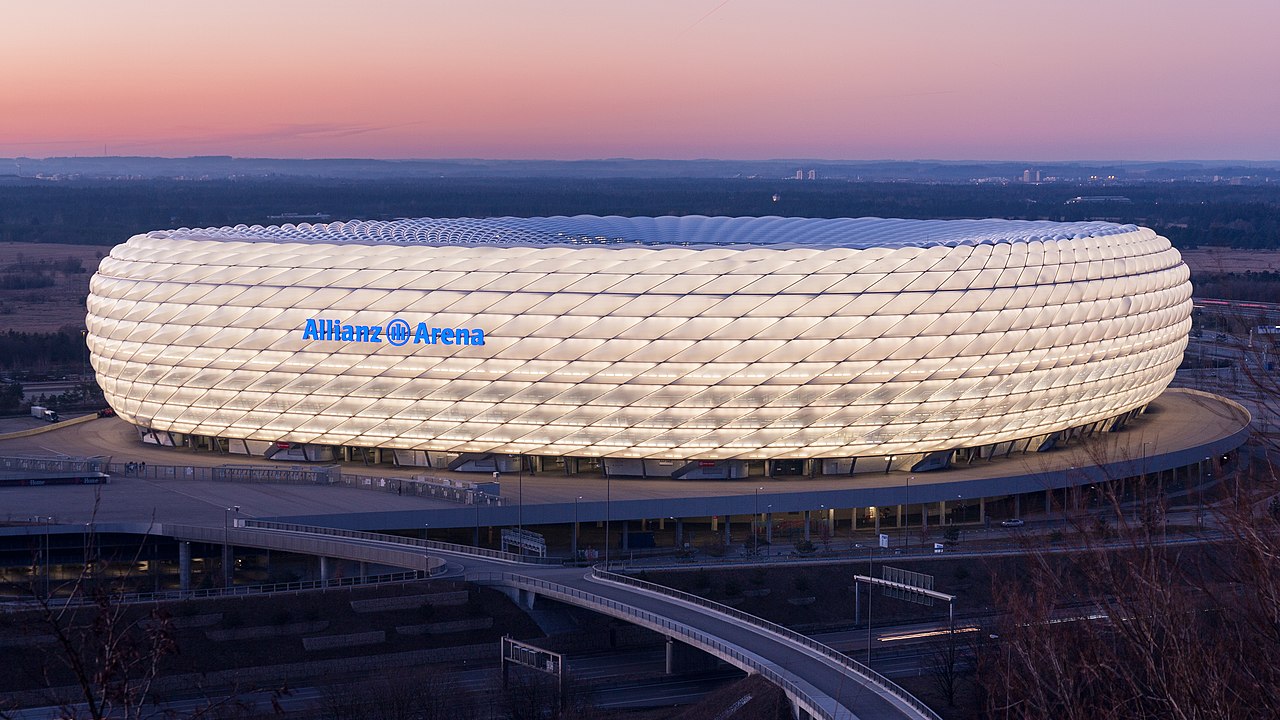 Allianz Arena san v?n ??ng ??i di?n cho khung gi?a tu?n Champions League 23-24/4/2026