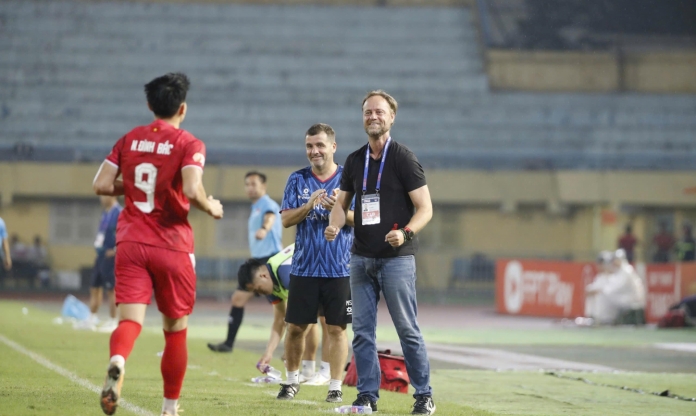 Nguy?n ?ình B?c ?n m?ng cú hat-trick l?ch s? trong màu áo CAHN tr??c SLNA t?i vòng 21 V-League 2025-26