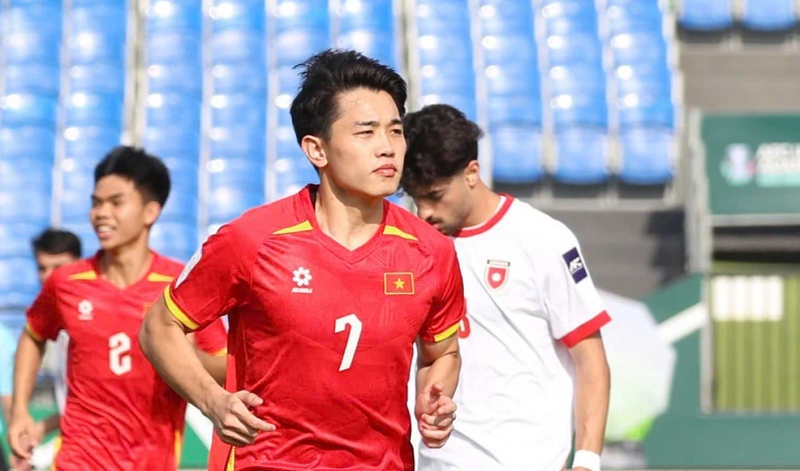 HLV Kim Sang-sik lo ng?i can n?ng Xuan Son sau tr?n Vi?t Nam 3-0 Bangladesh